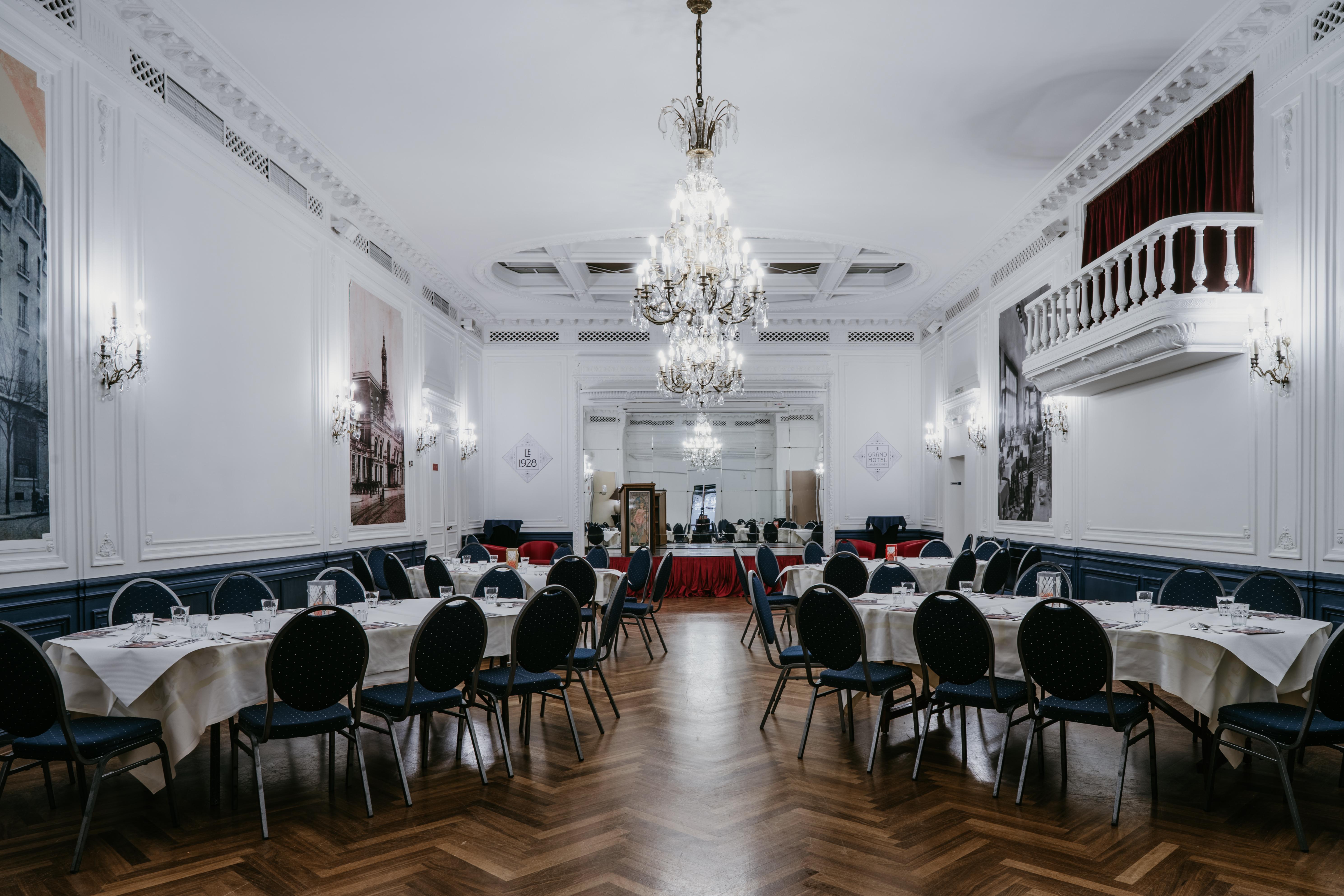 Le Grand Hotel Valenciennes Exterior photo
